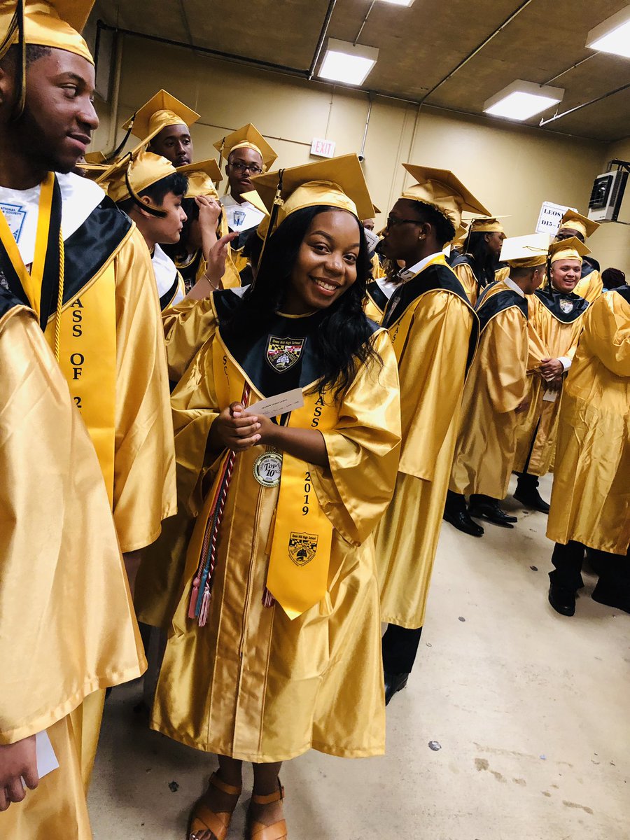 yKingDavis's tweet photo. #OxonGrad2k19 I will miss this class 😢I am proud of all of you!! Each year I pray to make a difference. For all I’ve gone through with education Fred, our valedictorian reminded me of my purpose. I am grateful !!! https://t.co/ZLsz7LgKoL