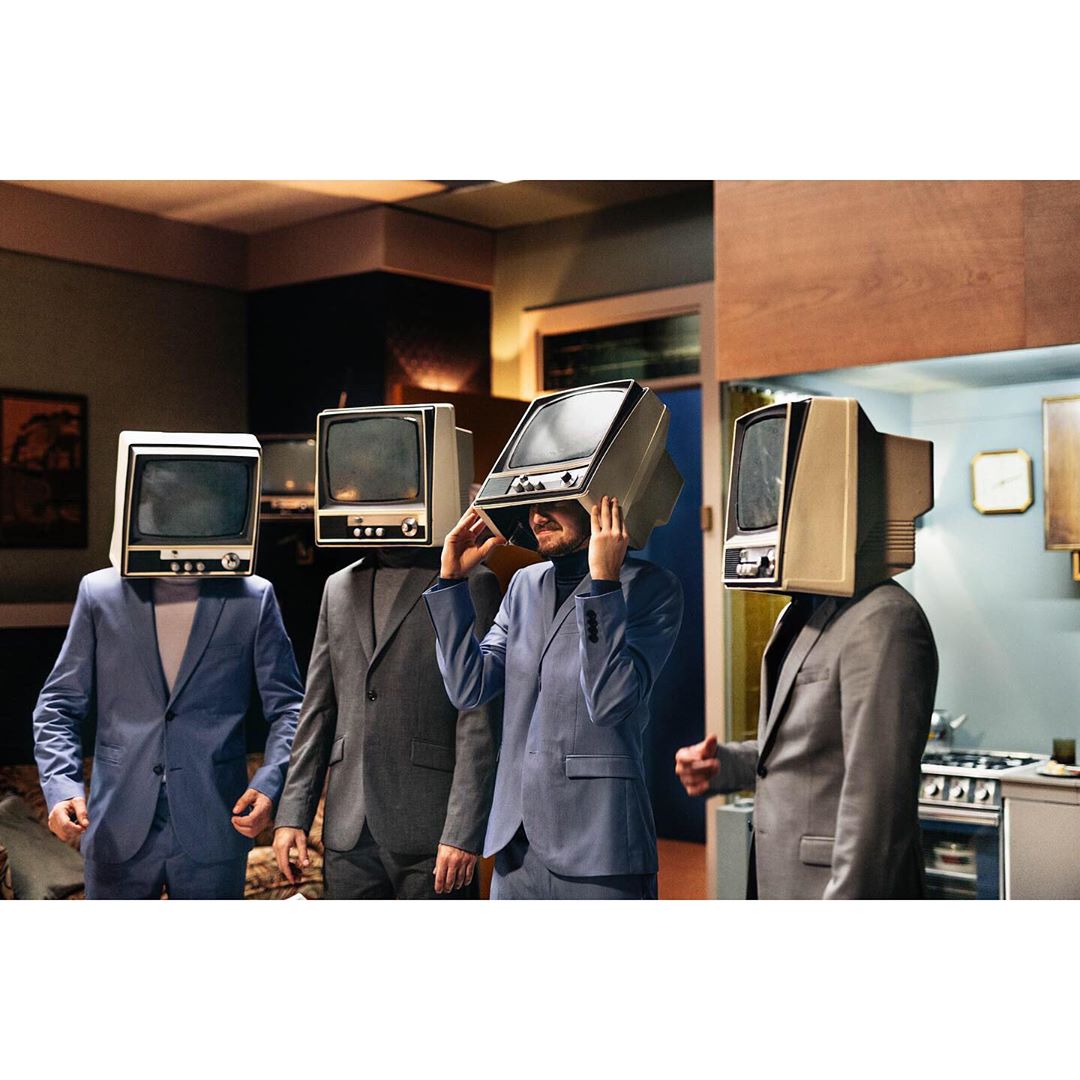 Ace BTS photos by Lúa Ocaña of our @barnscourtney shoot directed by Pablo Maestres 📺🕺✨
 
(luaocana.com)