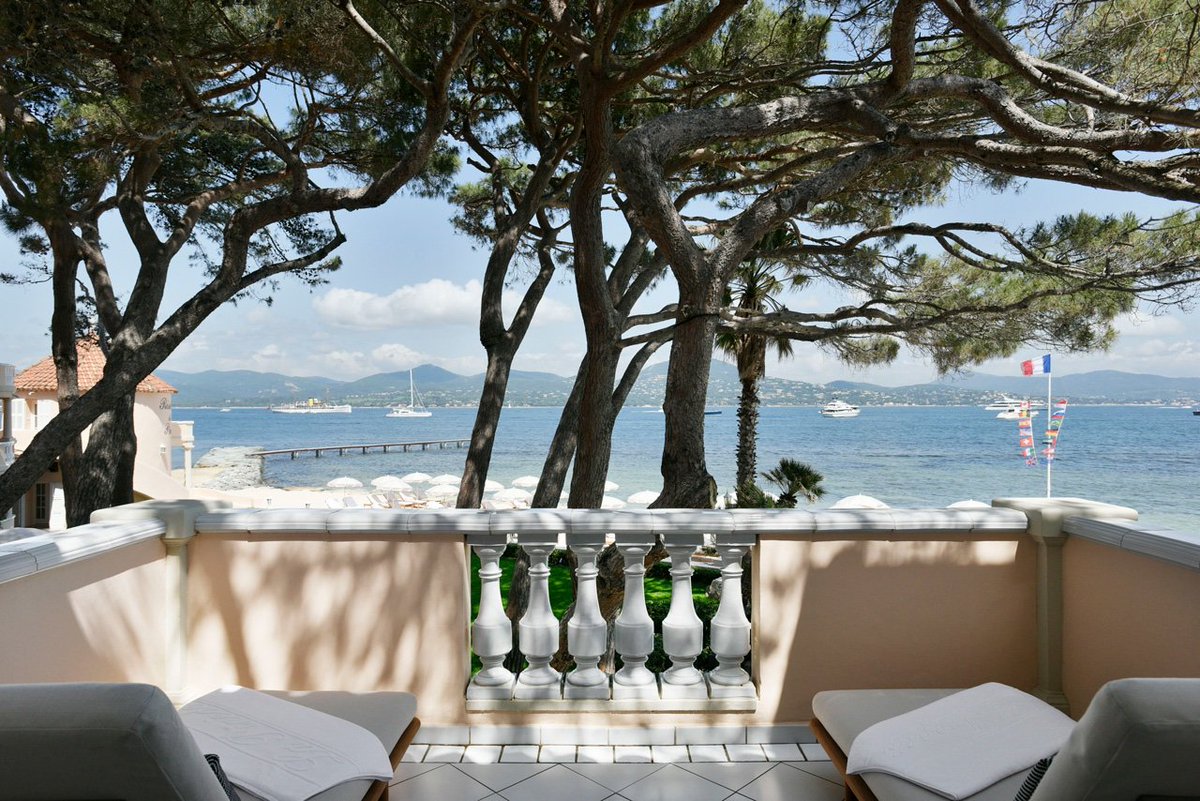 FRENCH RIVIERA 🇫🇷Saint Tropez et sa mythique Place des Lices, son petit port charmant et ses plages réputées festives, ses boutiques hôtels dissimulés dans la pinède 🌲odorante #travel #Traveller #France #CotedAzurFrance  #HotelHideaway #luxury #luxurylife #love #Lifeline
