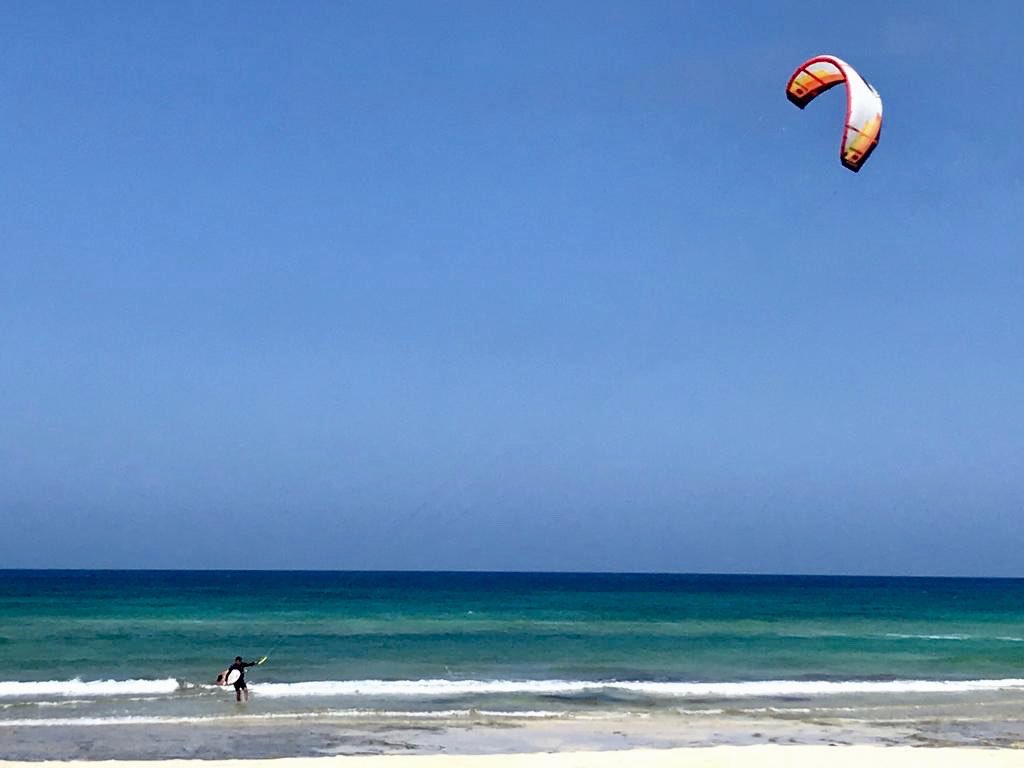 croger04's tweet photo. En un marco de colores #Kitesurf #fuerteventura #corralejo #flagbeach @CorralejoLive @Elcotill0 @cabrinhakites @cabrinhasurf #cabrinhadrifter #LaVidaPorLosColores #Oasis #majoreros #atlantico https://t.co/w04yqOIs0I