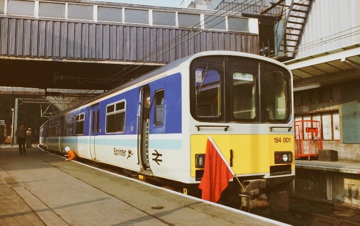 RailwayCentral's tweet photo. Sprinter Testing.... #Class154 154001 at #ManchesterPiccadilly during a test run 13/03/87.... #Class155 155301 under test at the #RTCDerby 08/08/87, later being converted to, two #Class153's 153301/153351.... #TestTrain.... ๐ธ#DaveBower #BowerBooks.... @RailwayCentral https://t.co/AXFFghcqf3