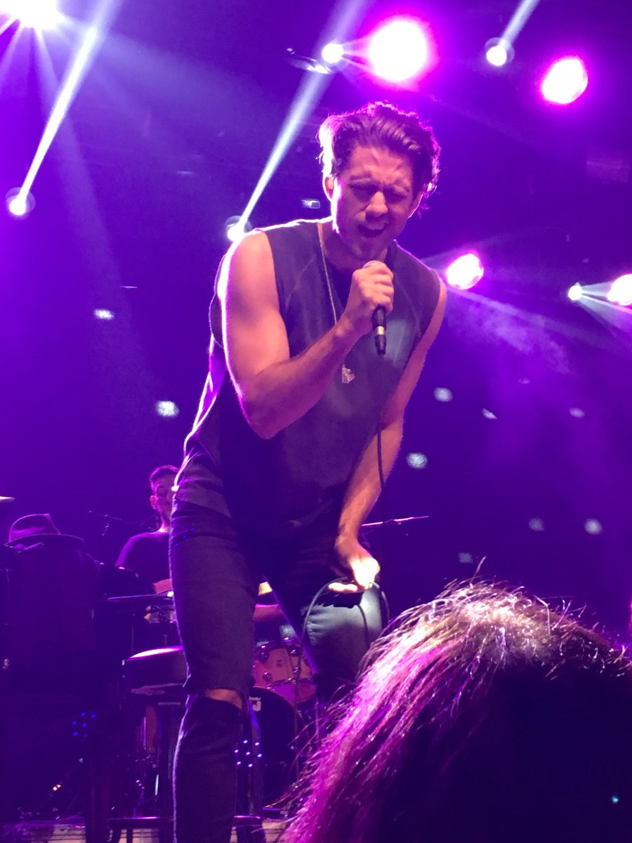 yokoko8280's tweet photo. ロックスターの王道を征くアーロンも見て。#aarontveit  #webstarhall https://t.co/SJeqFsD0R7
