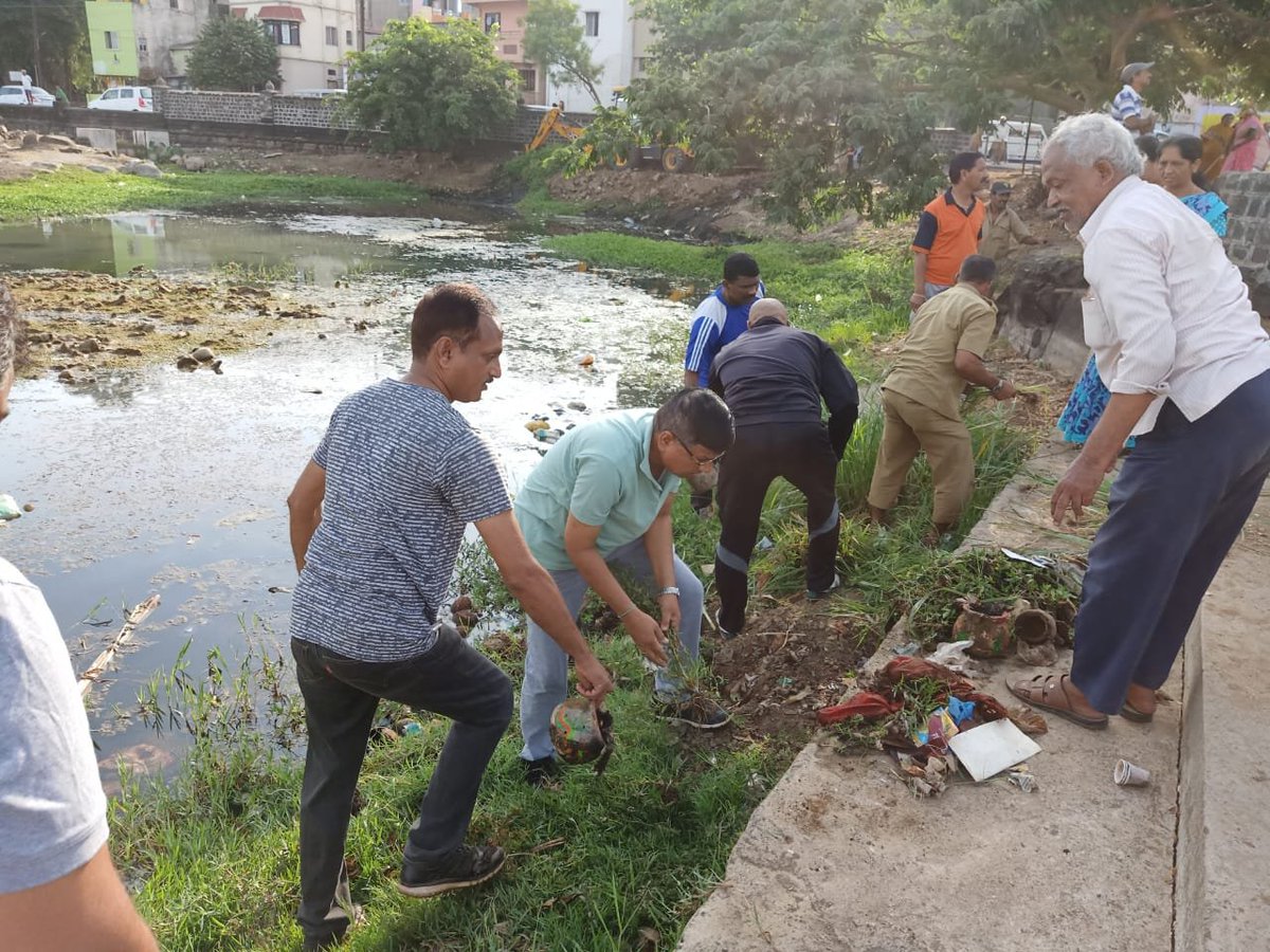 KmcKolhapur's tweet photo. दि 30 मे सकाळी 8.00 वाजले पासून डॉ.बाबासाहेब आंबेडकर उद्यान कसबा बावडा तसेच रंकाळा सार्वजनिक गणेश विसर्जन केंद्र तांबट कमान, संध्यामठ व इत्यादी ठिकाणी आयुक्त मा. मल्लीनाथ कलशेट्टी सर, उप शहर अभियंता श्री हर्षजीत घाटगे यांचे मार्गदर्शन खाली त्यांच्या ऑफिसमधील कर्मचारी उपस्थित होते https://t.co/yJRX86I30x