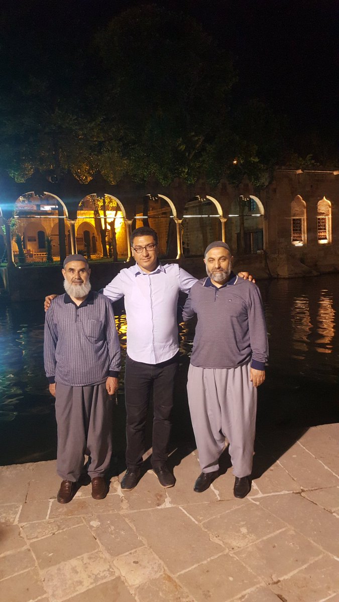 Peygamberler şehri Şanlıurfa'mızda hayata veda eden büyük İslam Âlimi Bediüzzaman Said Nursi' nin vefatının 59. sene-i devriyesinde Mevlid-i Halil camiinde (Dergah Camii) düzenlenen mevlidi vatandaşlarımızın yoğun katılımı ile devam ediyor. Allah rahmet eylesin.