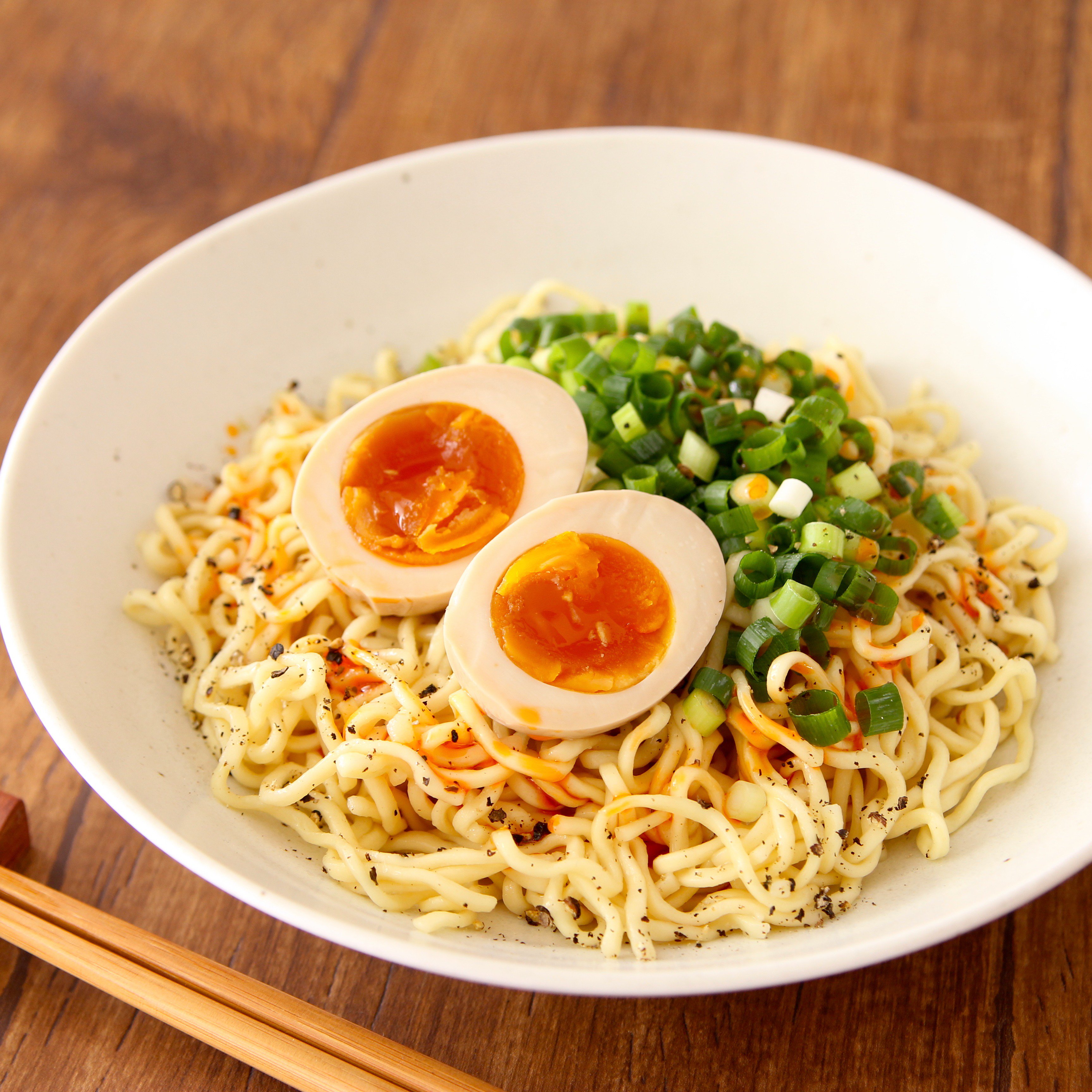 ラク速レシピのゆかり Toroaスイーツ開発 料理家 インスタントラーメンもレンジで 油そば化 すると捗ります これが間違いないのです 麺に水500ml注ぎ600wレンジで5分半 6分加熱 ほぐして水気切り付属の調味料1 3量程度 ごま油大さじ1 酢小さじ1