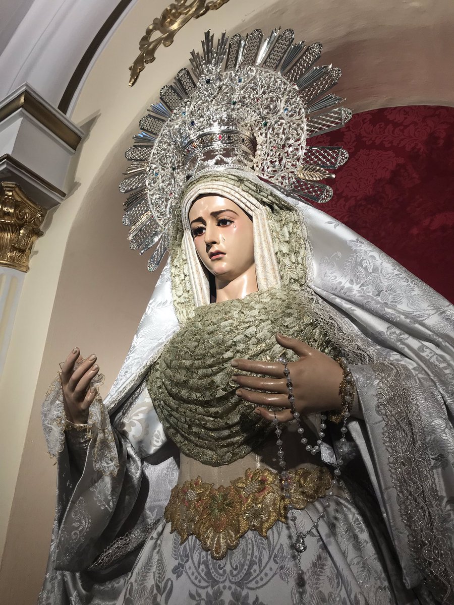 La Virgen de la Esperanza ya se encuentra debidamente ataviada por su Vestidor D. Antonio Villar Moreno, para este tiempo ordinario.