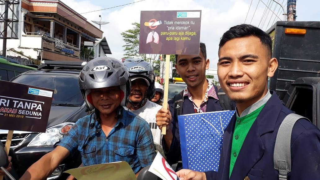 mtcc_ummgl's tweet photo. Hari Tanpa Tembakau Sedunia tanggal 31 Mei 2019.

Kegiatan HTTS dilakukan dengan pembagian stiker oleh Duta Kawasan Tanpa Rokok dan dibagikan ke 4 titik jalan di Kota dan Kabupaten Magelang. Mereka menyambut dengan antusias. https://t.co/TQRFO2fpwk