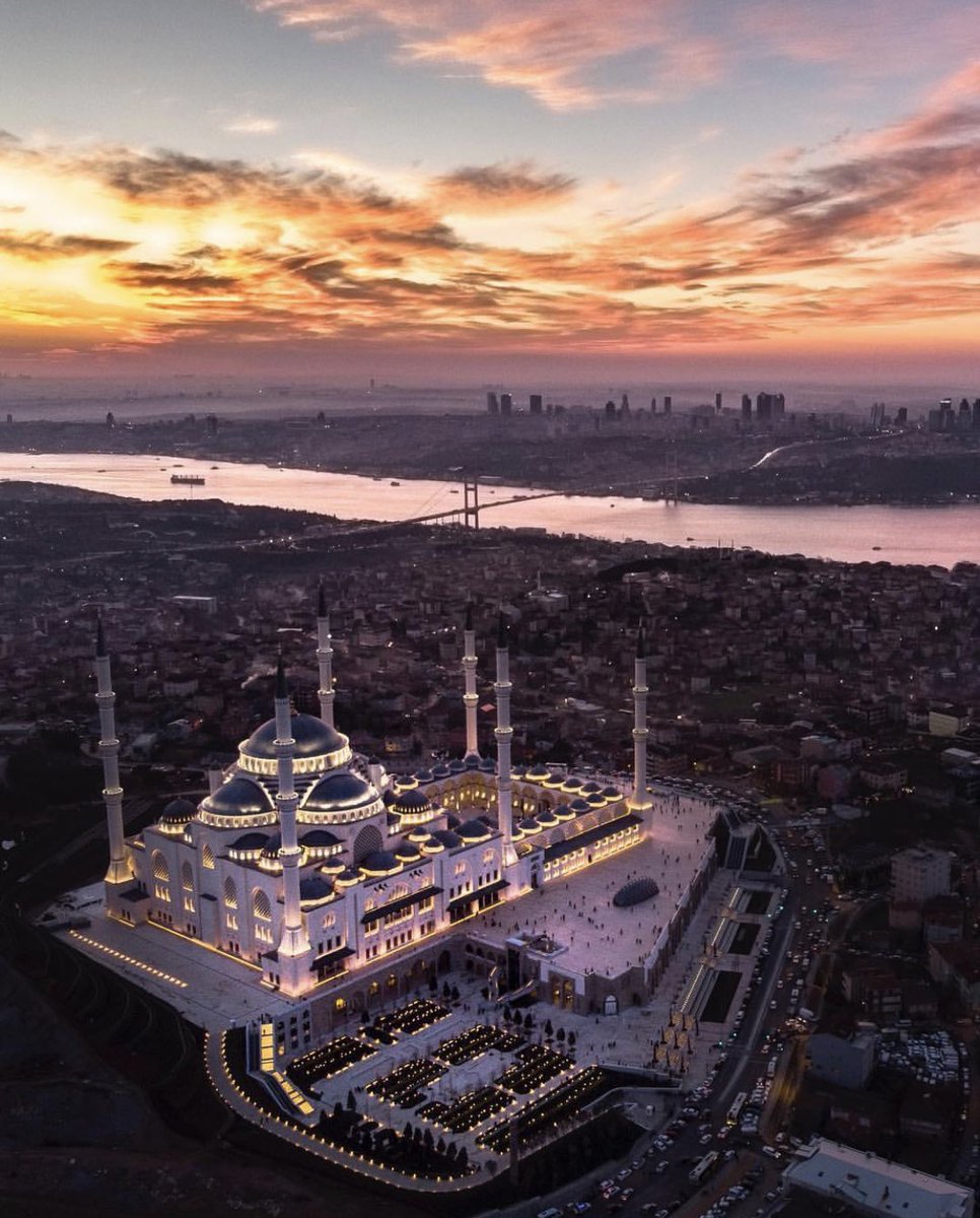 muratkaplan_'s tweet photo. Cumanın bereketi, Kadir gecesinin hayr-ı üzerimize olsun. Rabbim dualarımızı ve ibadetlerimizi kabul etsin... https://t.co/OaKDh9JZBL