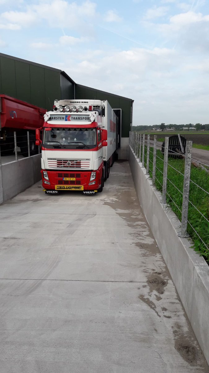 MtsJoling's tweet photo. De primeur voor Karsten Transport Appelscha deze morgen...de eerste auto geladen via ons nieuwe laaddock!
#vracht #transport #laaddock #bollenerf #pioenenteelt #bollenteelt #trotse #bollenteler #Westerveld #Drenthe https://t.co/RrBTRah6tR