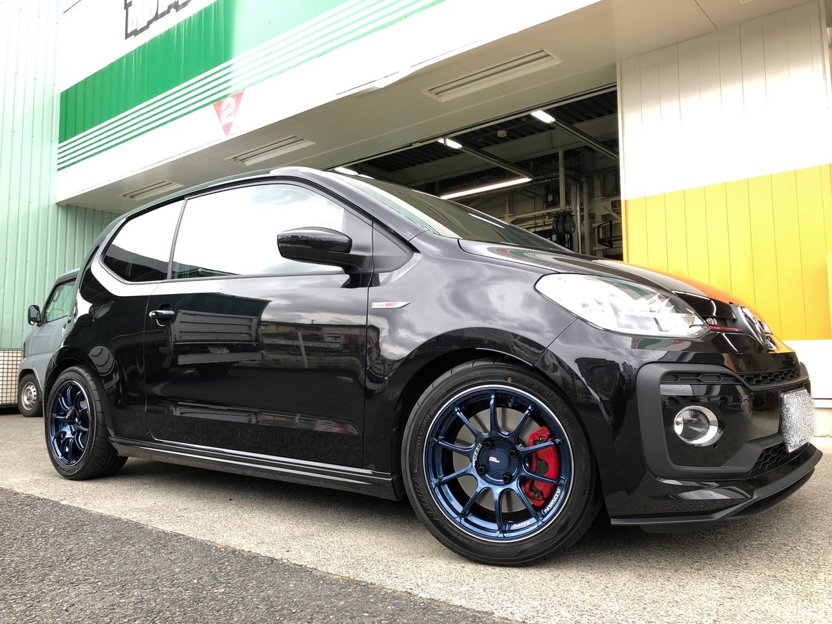 タイヤガーデン座間 Vw Up Gti に アドバン Rz2 レーシングインディゴブルー リング 装着しました ブラックのボディカラーにブルーのホイールとてもマッチして カッコいいです ノーマルの17インチからサーキット走行もされるので 15インチへ