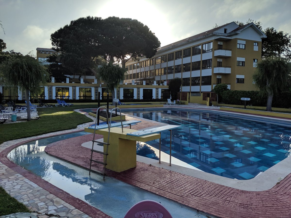 The pool or the beach this morning, tough choices for the Band on their last day in Portugal. @2010_ATB