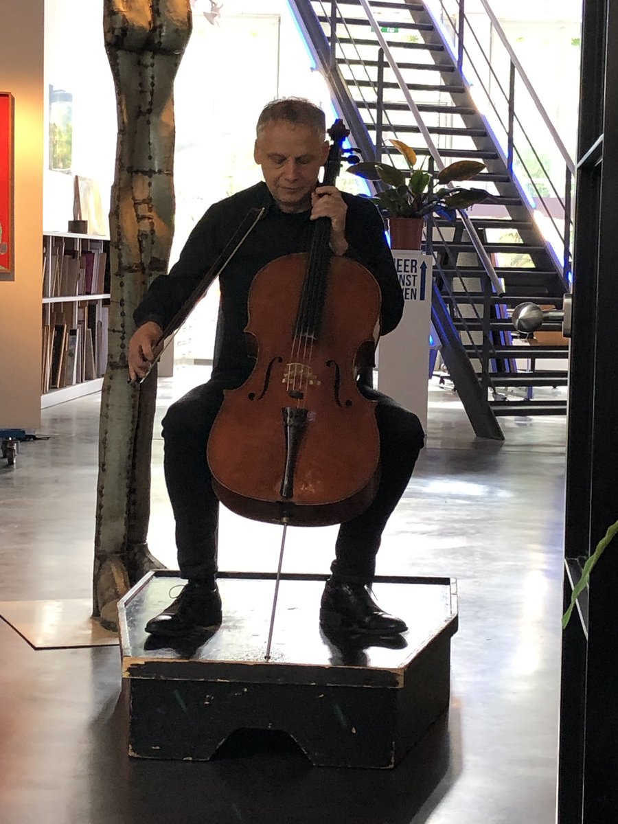 #Rise&amp;Shine in #hetMagazijn #PieterWispelwey speelt Benjamin Britten en geeft vooraf uitleg. Een goede start van de dag!