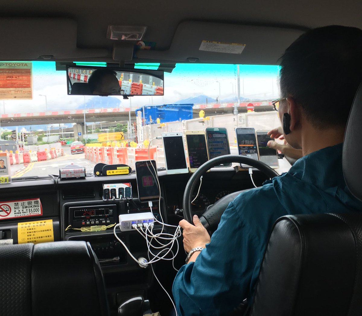 AdamMeakins's tweet photo. Just arrived in Hong Kong and my taxi driver is checking his stocks, posting on social media, organising other cabs AND driving me thru rush hour traffic... #MultitaskingLikeABoss 😂🤦‍♂️😃 https://t.co/dd5oWQHpaz