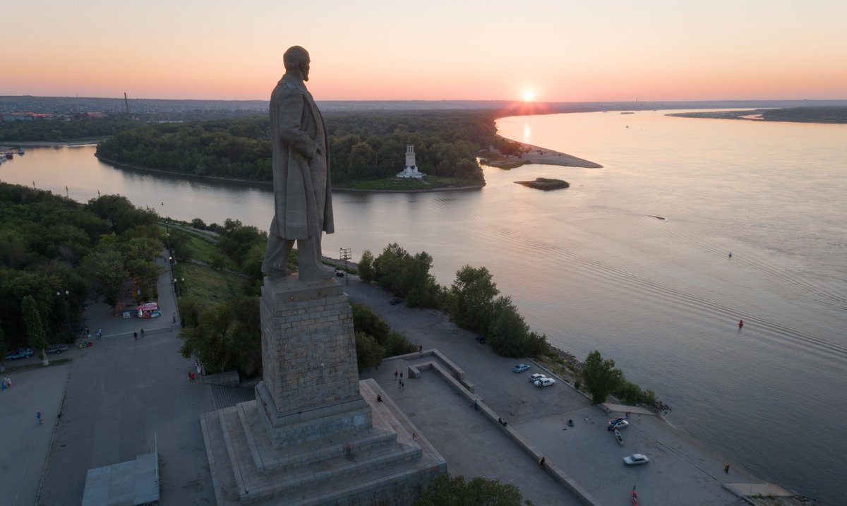 Красноармейская набережная волгоград. Памятник Ленину у входа в Волго-Донской канал. Ленин Волгоград памятник Волгодонской канал. Волгоград монумент Ленина Красноармейский район. Памятник Ленина в Волгограде в Красноармейском.
