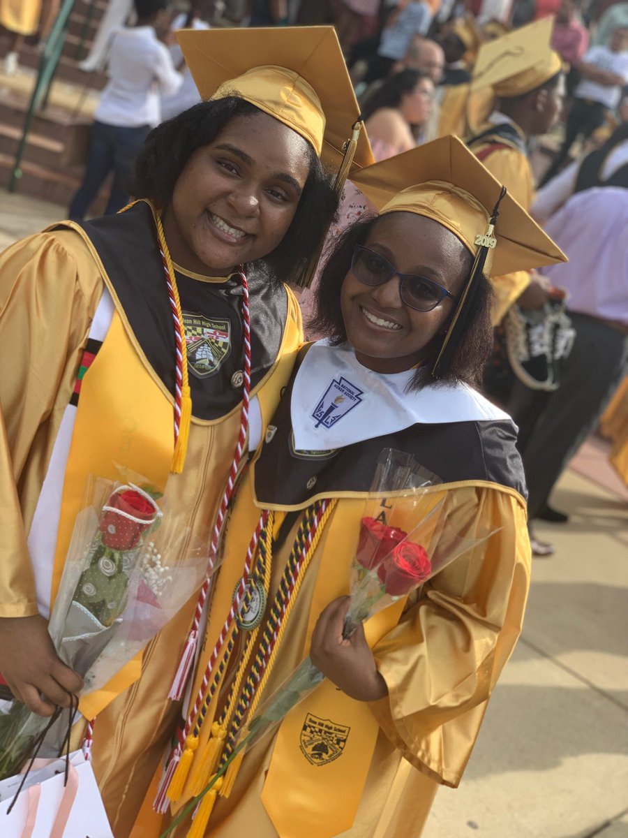 _helloitsnai's tweet photo. ✅Graduated top 10%
✅Science and Tech 
✅National Honor Society 
✅JNHS 🇯🇵 and SNHS 🧬
✅Proud friends+family ❤️ 
✅Love for my class 😊💚 #OxonGrad2k19 #ohhsgrad2k19 https://t.co/fPzBmICnBi