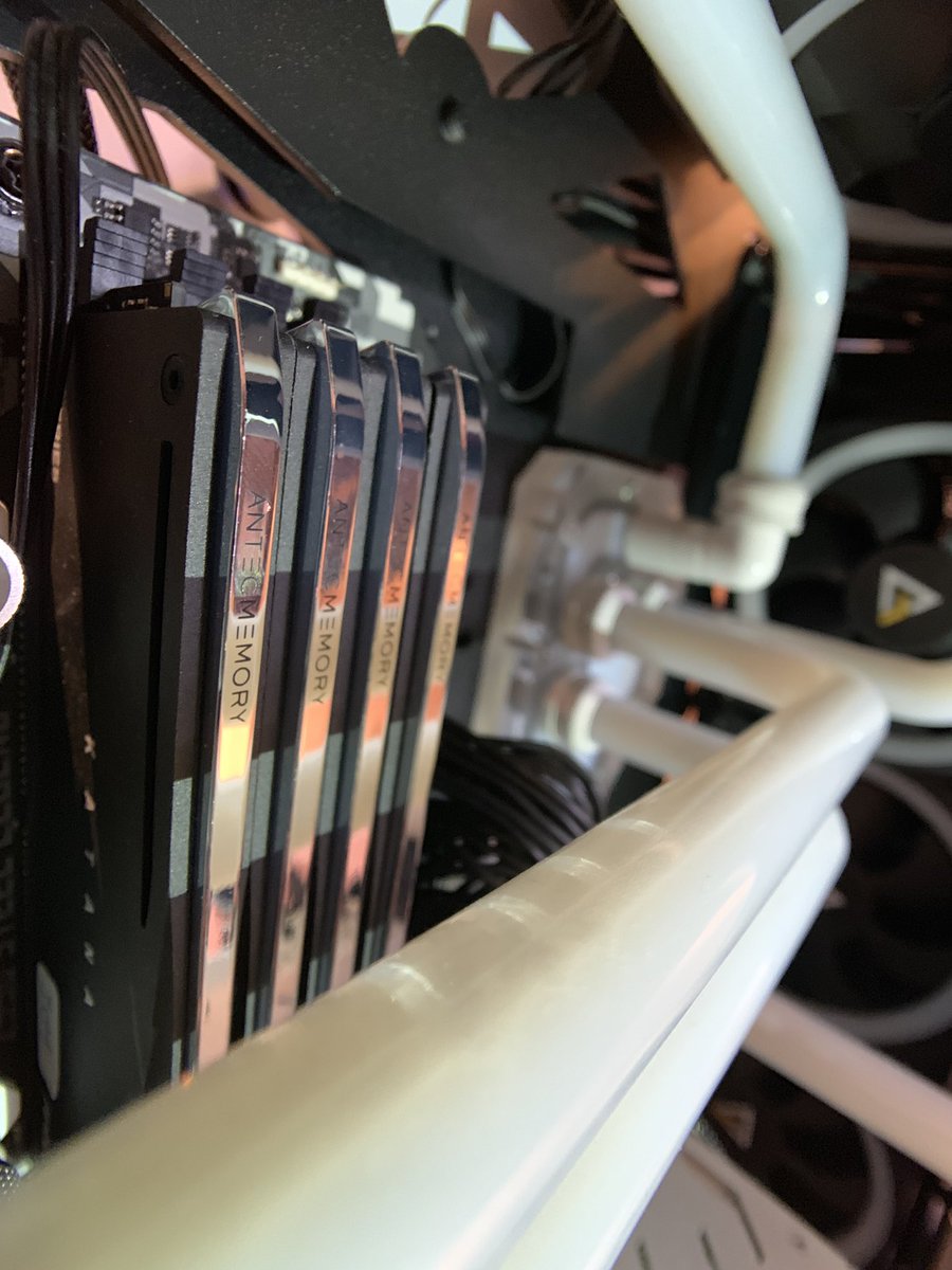 antec's tweet photo. Antec brand-new memory #Katana
Shining like a blade; glowing softly in the dark.
This is what we are proud of.
#antec #gaming #photooftheday #antecgaming #AntecKatana #AntecMemory #pcgaming #RGB #gamingsetup #gaminglife #pcbuild #TGIF https://t.co/7JDLZossgJ