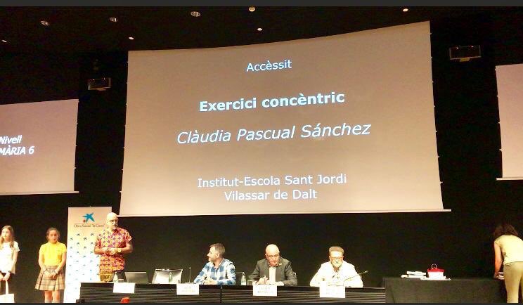 IESANTJORDI's tweet photo. La Claudia Pascual recull al @CosmoCaixa_CAT el premi de la 20a edició de fotografia matemàtica @fotomatiques, en un acte presidit pel conseller d’Educació @JosepBargallo. Enhorabona Clàudia! #iesantjordi #concursfotografiamatemàtica https://t.co/pCM8wm5wN4