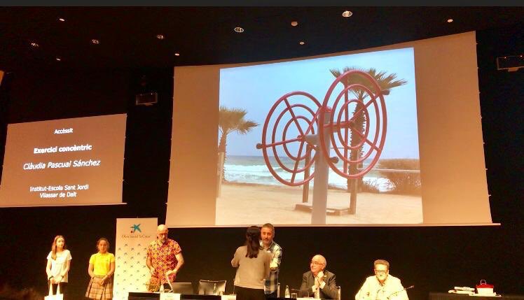 IESANTJORDI's tweet photo. La Claudia Pascual recull al @CosmoCaixa_CAT el premi de la 20a edició de fotografia matemàtica @fotomatiques, en un acte presidit pel conseller d’Educació @JosepBargallo. Enhorabona Clàudia! #iesantjordi #concursfotografiamatemàtica https://t.co/pCM8wm5wN4
