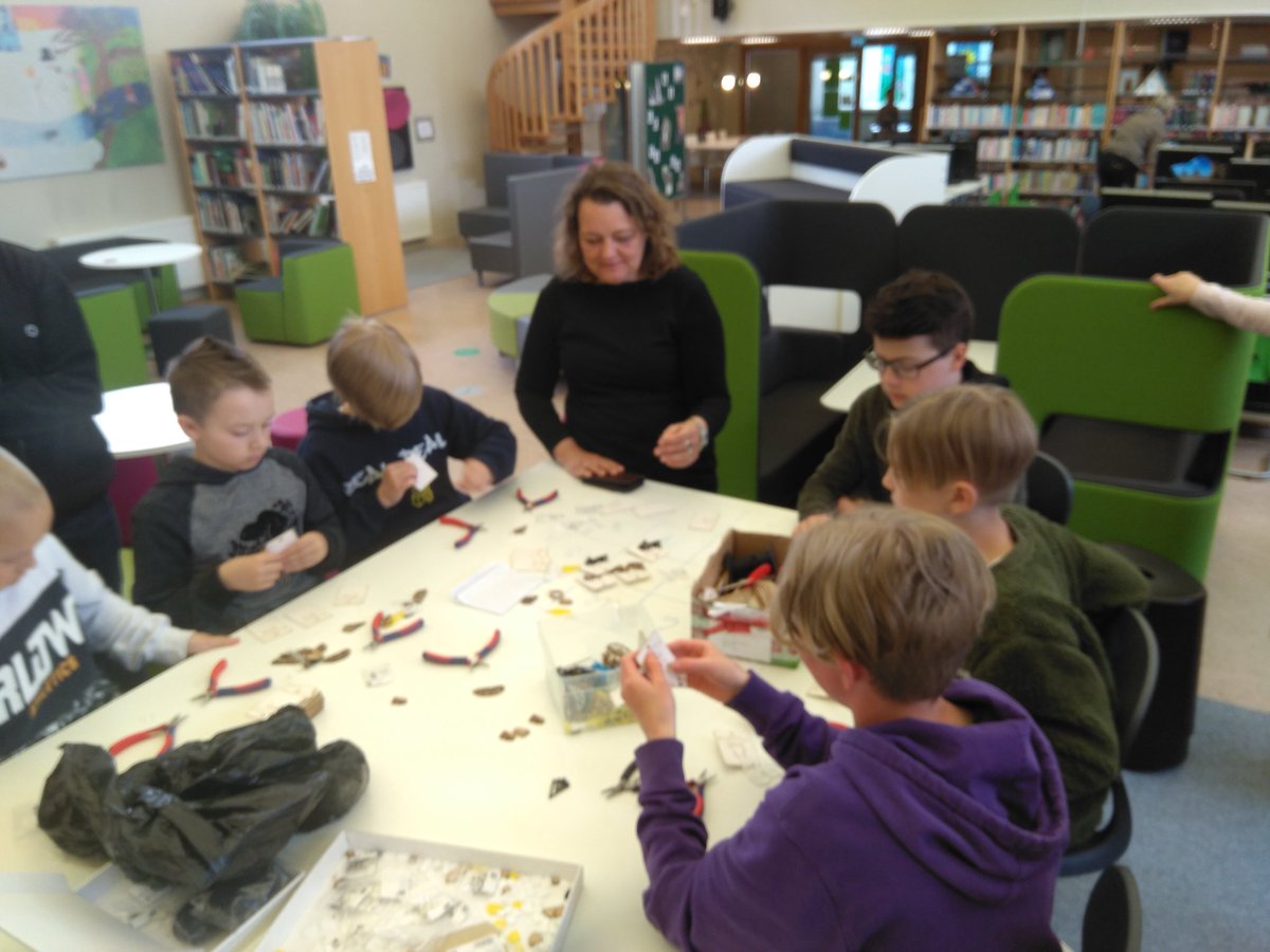 Visiting #hinta school with #fablabatschooldk delegates. Kids are fabricating their own jewellery to sell #steampath #steampolku #steaminoulu