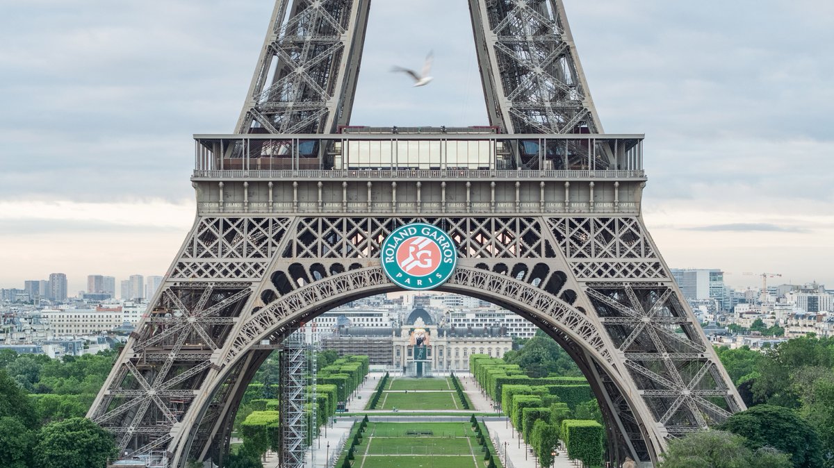 rolandgarros's tweet photo. It's Roland-Garros time in Paris!

@LaTourEiffel | #RG19 https://t.co/FVfxk4AA23