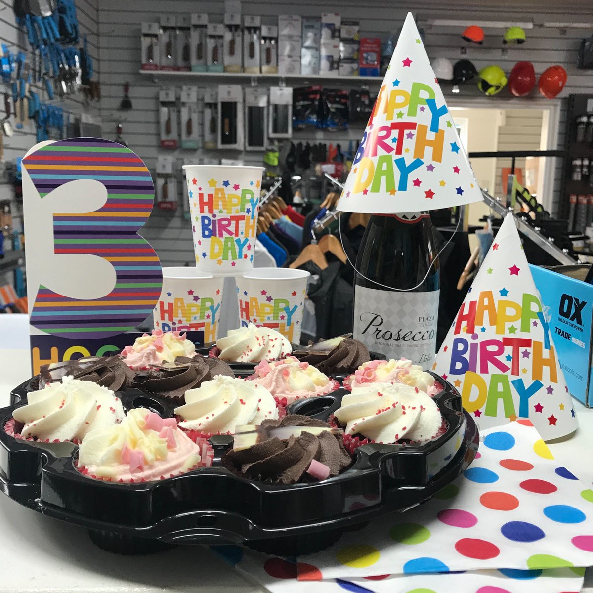 workandwearuk's tweet photo. Celebrations all round today! 🎈
Happy 3rd birthday to all of us at Work and Wear Direct! 🎉
#WorkandWearDirect #Workwear #Birthday #Celabrations #Friday https://t.co/kNPaQ3J11d