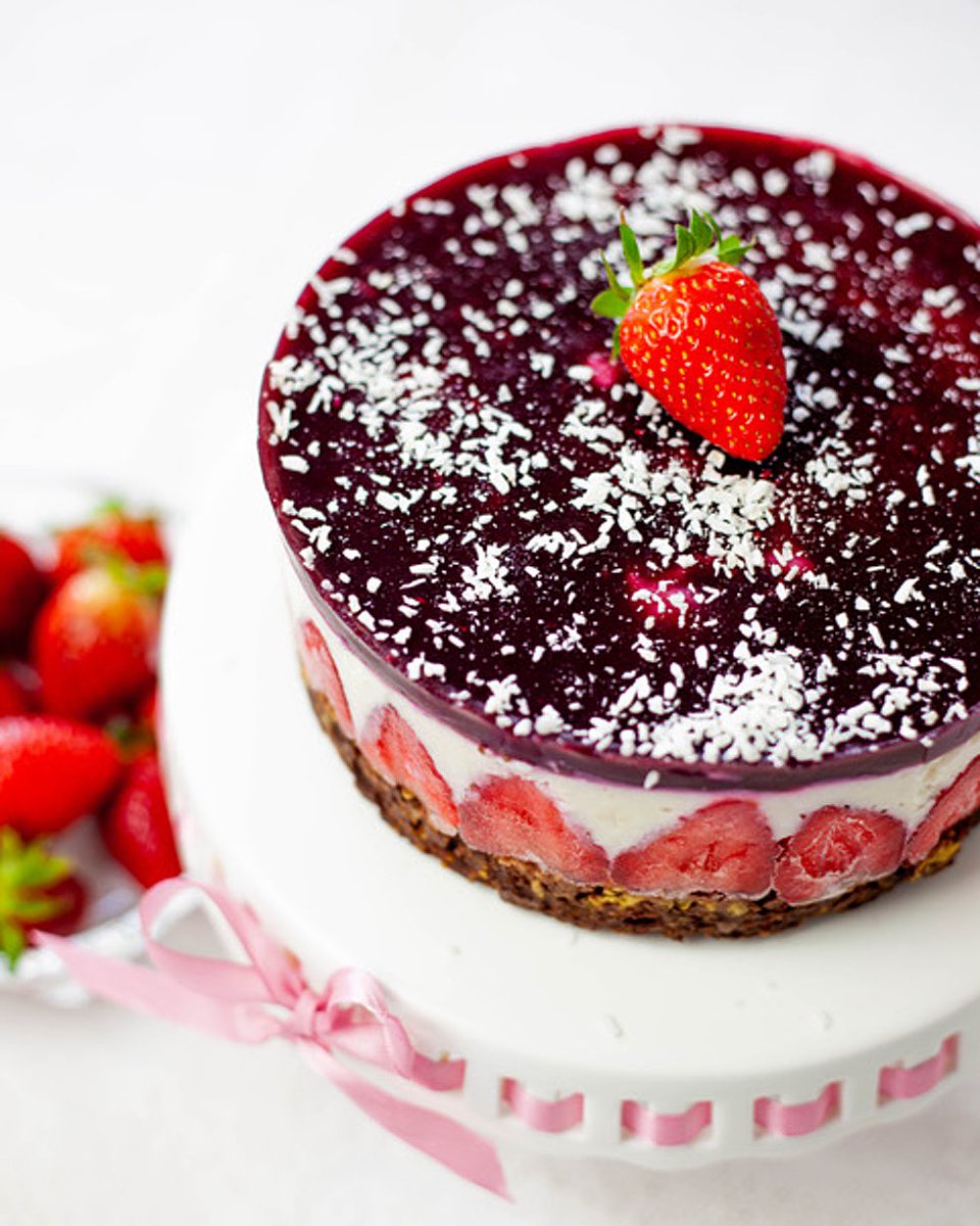 VIVANI_official's tweet photo. So lässt es sich leben am #Brückentag. Sonnenschein, Füße hoch, Erdbeertorte. Zum #Rezept: 👉 https://t.co/mgcIqyruFj 
#VIVANI #TheArtofChocolate https://t.co/tacU17osOm