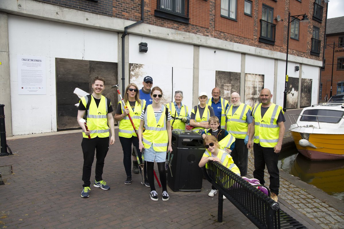 TilleyEsquire's tweet photo. Yesterdays #Taleoftwostreets @PhotoMiners Coventey Canal basin clean up team.#litterpicking Canal & rivers trust volenteers with @JBP__media @EmmaAspinall @CanalRiverTrust @CovCityCentre @coventrycc https://t.co/cTNEBAJyWp