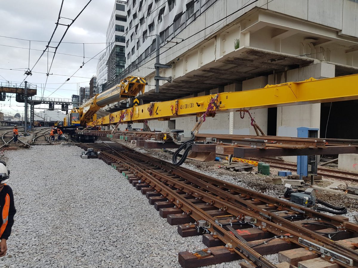 Nabil_Elhani's tweet photo. Pose des adv à la grue kirow sur ATZ.
Encore quelques heures avant de rendre les voies aux circulations
#IPSO #SNCFRESEAU #UPTx #ATM  @YaceBoug https://t.co/xOj1HGTdZk