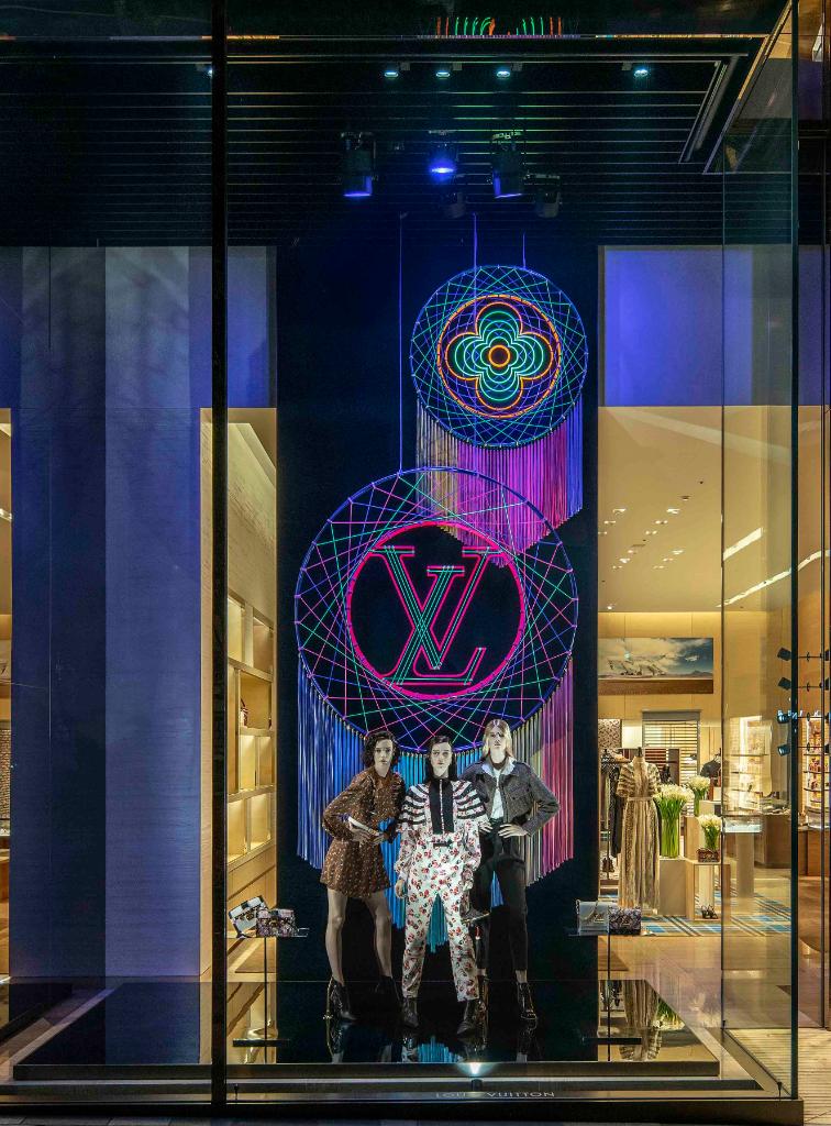 Louis Vuitton Japan En Twitter ドリームキャッチャー をテーマに カリフォルニアの夏を想わせる鮮やかなウィンドウ ディスプレイが登場 最新コレクションとともにぜひチェックして ルイ ヴィトン 表参道店にて T Co Tbfbklxuug