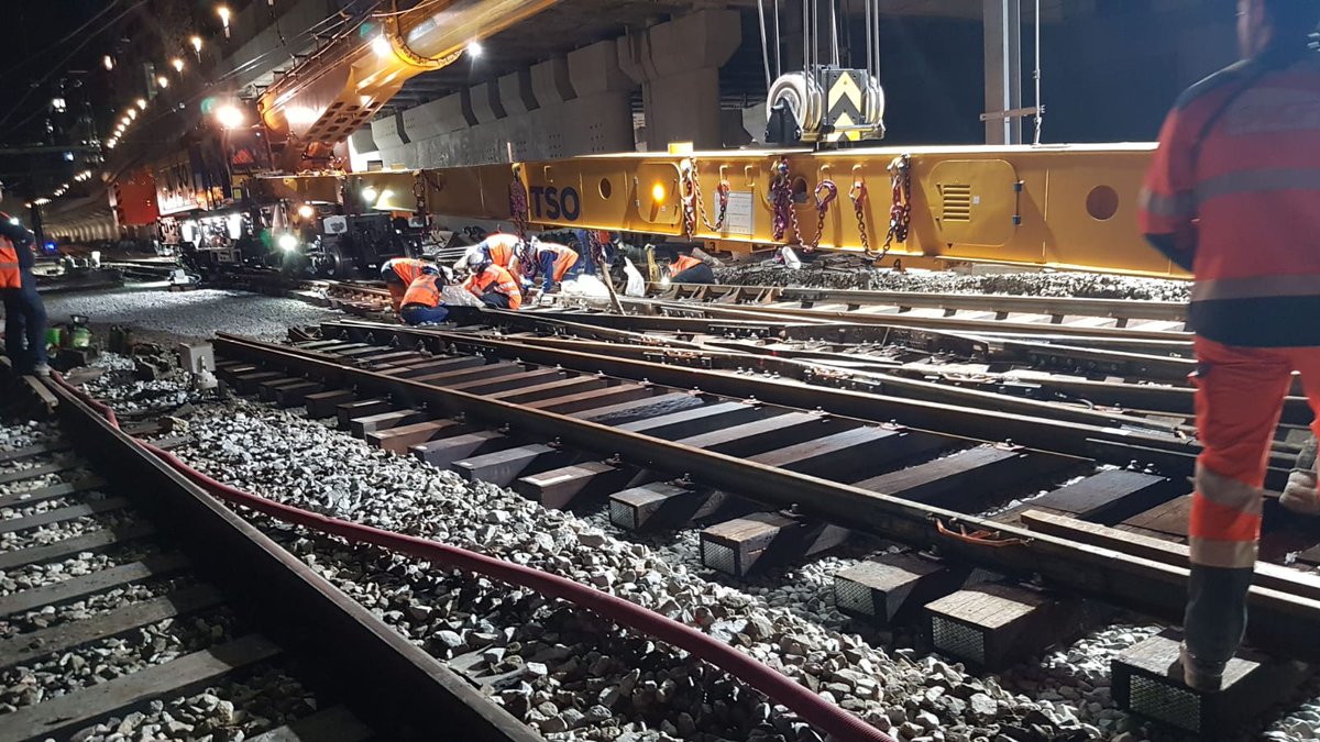 Nabil_Elhani's tweet photo. Pose des adv à la grue kirow sur ATZ.
Encore quelques heures avant de rendre les voies aux circulations
#IPSO #SNCFRESEAU #UPTx #ATM  @YaceBoug https://t.co/xOj1HGTdZk
