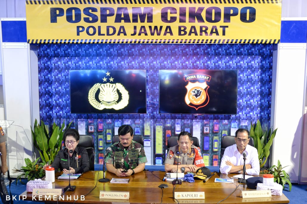 BudiKaryaS's tweet photo. Kami sangat mengapresiasi bahwa semua tim bekerja dengan padu dan memberikan suatu kinerja yang baik. Seperti yang telah direncanakan, kita memberikan amanah komando ini kepada Kakorlantas dan Kapolda, dalam kesempatan ini beberapa kegiatan sudah teruji dengan baik.
-BKS https://t.co/LuJxnamkI2