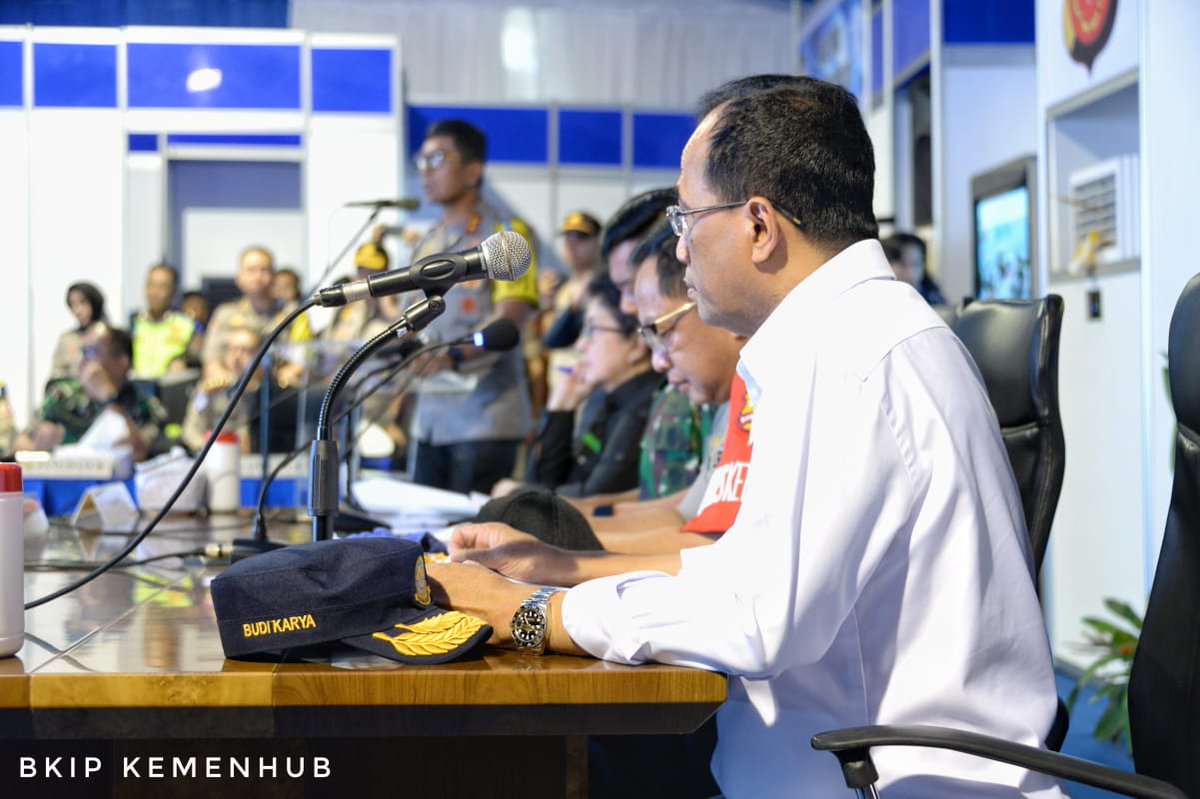 BudiKaryaS's tweet photo. Kami sangat mengapresiasi bahwa semua tim bekerja dengan padu dan memberikan suatu kinerja yang baik. Seperti yang telah direncanakan, kita memberikan amanah komando ini kepada Kakorlantas dan Kapolda, dalam kesempatan ini beberapa kegiatan sudah teruji dengan baik.
-BKS https://t.co/LuJxnamkI2