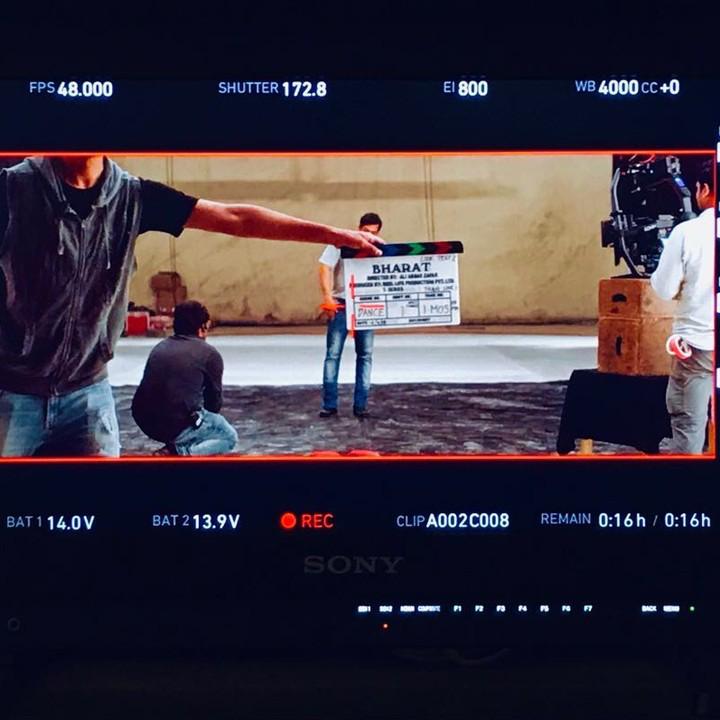 fwxmedia's tweet photo. #repost 
And action!
On set on of #Bharat!
@BeingSalmanKhan 
#katrinakaif
@aliabbaszafar 

#FWX #Camera #CameraEquipment #MovieProduction #ProductionHouse #JoinFWX #WorkwithFWX #FutureWorks #BehindTheScenes #Bharat #SalmanKhan #KatrinaKaif https://t.co/ccHo55oVCz