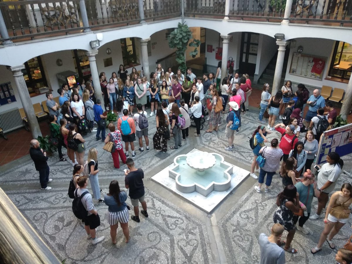 clmgranada's tweet photo. ¡Buenos días! 🌞 Tenemos ambientazo en el CLM 👏🏻 Nuestros nuevos alumnos de #español realizan hoy su prueba de nivel 😁 ¡mucha suerte chicos! 🍀 ¡y bienvenidos a #Granada! 💃🏽
@CanalUGR #BeLanguageActive https://t.co/UApJJP86A8
