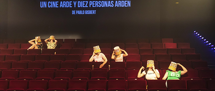 mixdevil66's tweet photo. Entrevista de @joseaalba a @hamresini y @CarlotaGavio, 2/3 de @grumelot (+@PawiLara), por el regreso de #UnCineArdeYDiezPersonasArden de #PabloGisbert a @CondeDuqueMAD. ¡14 años de #Grumelot dan para mucho!. https://t.co/tRpd4m75Si @TeatroMAD 🎭 https://t.co/s2wpvw9bTU