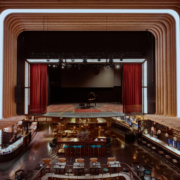 Nuestras vistas al escenario de <a href="/plateamad/">Platea Madrid</a> son privilegiadas. ¿Preparados para un domingo espectacularmente canalla? ¡Abrimos a las 13:30h!
---
#PlateaMadrid #CanallaBistroMadrid #CanallaBistro