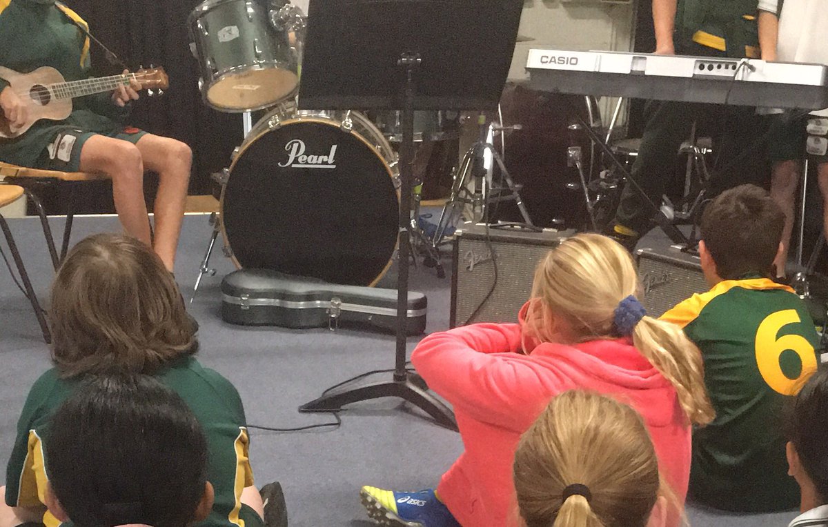 blatchford_life's tweet image. Curl Curl North PS year 6 students &apos;rock&apos; and so does our specialist music teacher Mrs Luu! Every student enagaged and in their own rock group! Thanks kids for inviting me to rock along! Lyrics loading.  #musicprograms @TheArtsUnit  #studentinterest @MusicCountUsIn