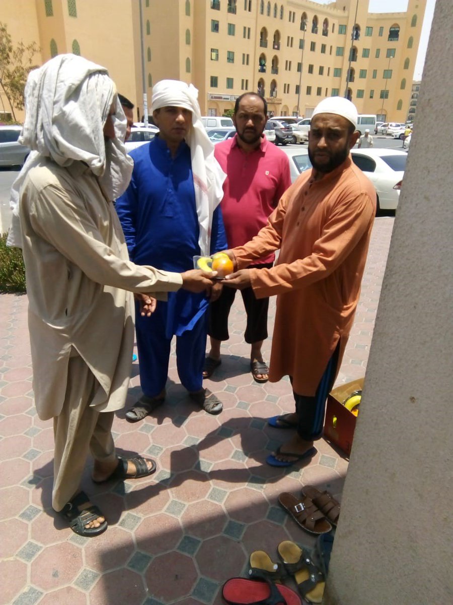 CroweUAE's tweet photo. We celebrated #Ramadan by organising a firm volunteer activity of distributing packaged #fruits to the local community. A big thank you to our colleagues and everyone who helped organise this meaningful event. #GoCrowe #CroweValues https://t.co/2zSSQ7CNGz