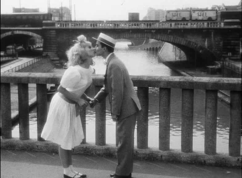GarconsOfficiel's tweet photo. Faire le pont... "Les fiancés du pont Mac Donald" (1961) 5mns de cinéma muet &amp; burlesque avec Godard sans lunettes noires &amp; Karina en blonde, où des amis d'Agnès Varda font un petit tour devant sa caméra pour le film que découvre Cléo entre 2 rdv de Cléo de 5 à 7 @philippe_rouyer https://t.co/30GMpeV2he