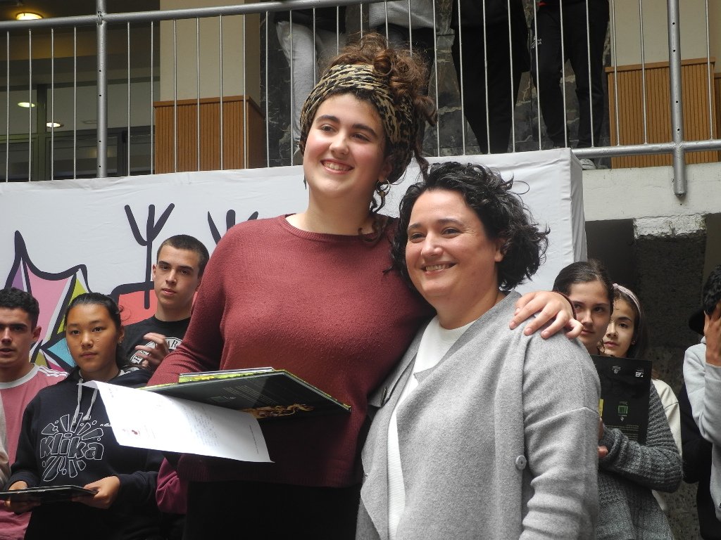 Bizkaiko bertsolaritzako eskolarteko finalean Amaiur Atxa finalista izan zen bat-batean eta Izaro Mazo txapelduna bertso idatzietan. Zorionak bioi!

Argazki gehiago: labur.eus/bertso