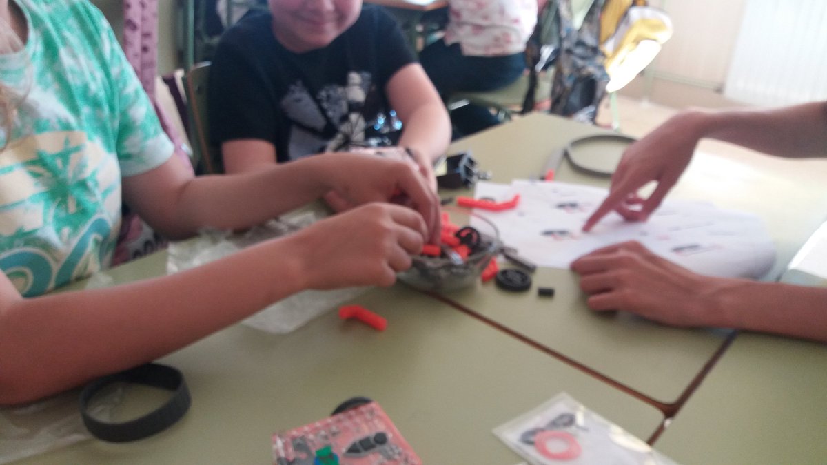EnricBernabe's tweet photo. Continuamos con #edcreate de @MeetEdison con la clase d 5C, siempre trabajando en equipo @edubot_UJI @Robotica_rocio https://t.co/tIYx6PwPzW