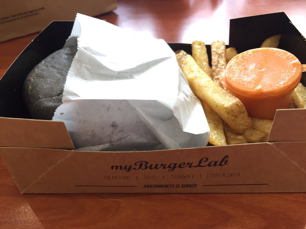 xAhZhengLimx's tweet image. Thanks supervisor for belanja me. #Grabfood #burgerlab #transfat #dyslipidemia #lastdaysportorthopaedic #farewell