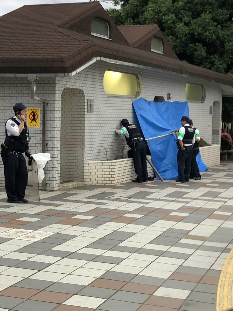 愛甲石田駅の多目的トイレで刺傷事件が起き現場検証している画像