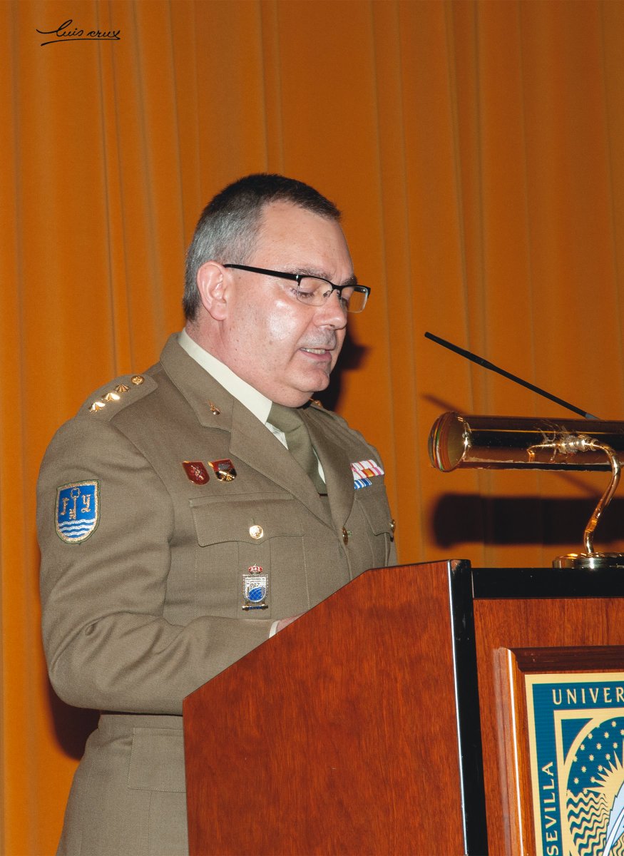 FUTER_ET's tweet photo. El Coronel D. José Antonio Quílez Lahoz, Jefe de la Sección de Sistemas de
Información y Telecomunicaciones de @FUTER_ET, apadrina a la Promoción 2015-2019 de Ingeniería Informática en Sistemas de Información de la Universidad Pablo de Olavide de Sevilla el día de su graduación. https://t.co/GxWhCQnj0B