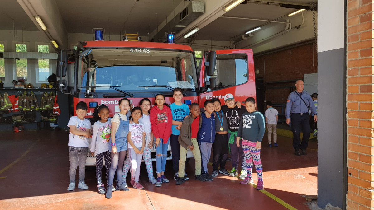 EscolaPorcel's tweet photo. La classe de #SlimeCraft fa dies que no para per l'escola...ahir van anar a visitar el parc de bombers de #santacoloma i avui els podeu veure ballant al #CaixaForum #Barcelona #educació Torneu ja que us trobem a faltar... 🤣🤣🤣 https://t.co/7tgpukgdYx