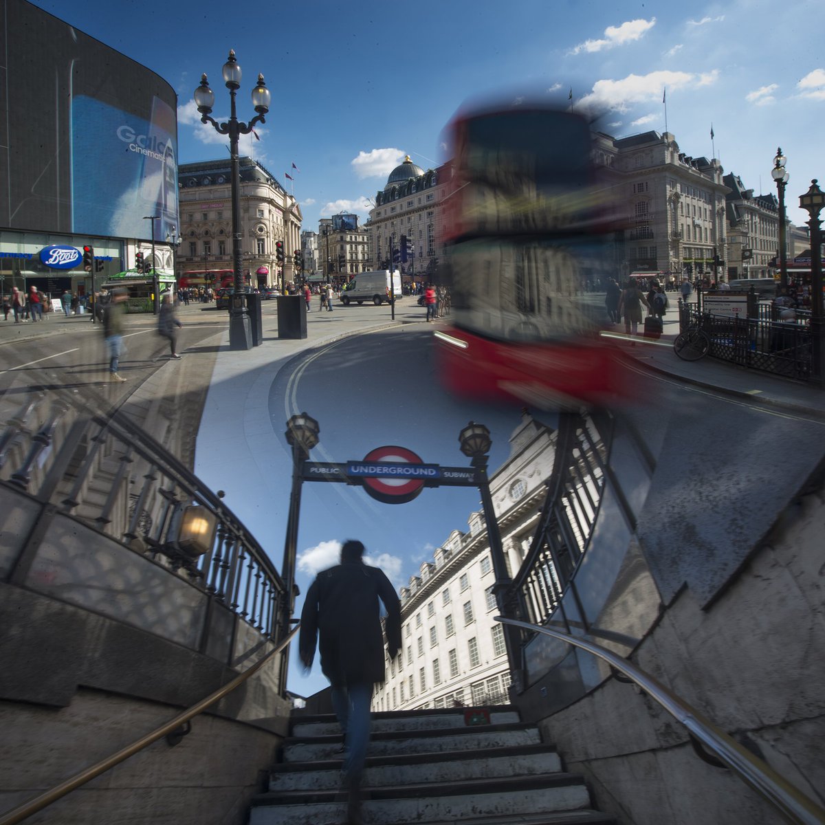 SimComplicated's tweet photo. The London feeling #London #StreetStyle #streetPhotography #FridayFeeling #slick #May https://t.co/Ert58ersGd