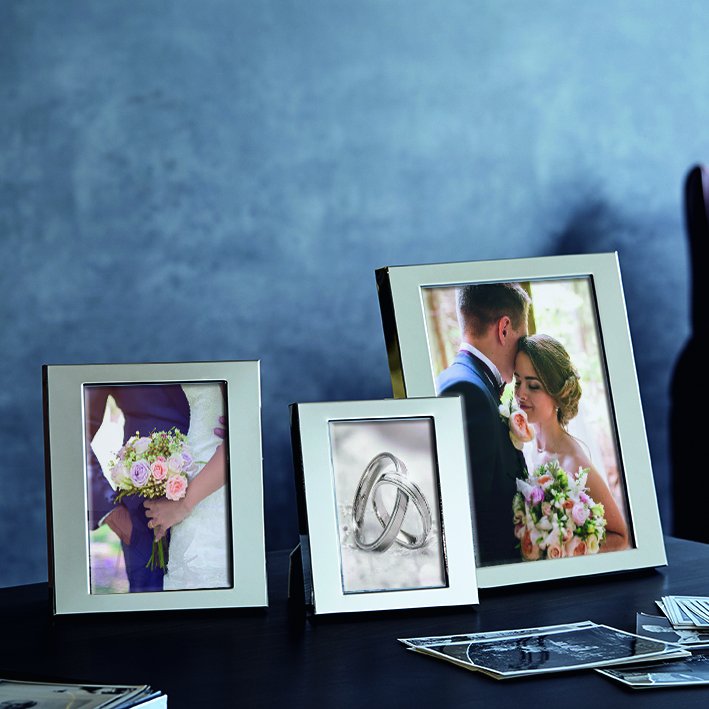 “𝐻𝑒 𝓈𝓉𝑜𝓁𝑒 𝓂𝓎 𝒽𝑒𝒶𝓇𝓉, 𝓈𝑜 𝐼 𝓈𝓉𝑜𝓁𝑒 𝒽𝒾𝓈 𝓁𝒶𝓈𝓉 𝓃𝒶𝓂𝑒”

Keep proof of the crime ... by framing a picture of your wedding when he stole your heart in this beautiful Philippi photo frame. Personalise the bottom of the frame to make the memory even stronger.