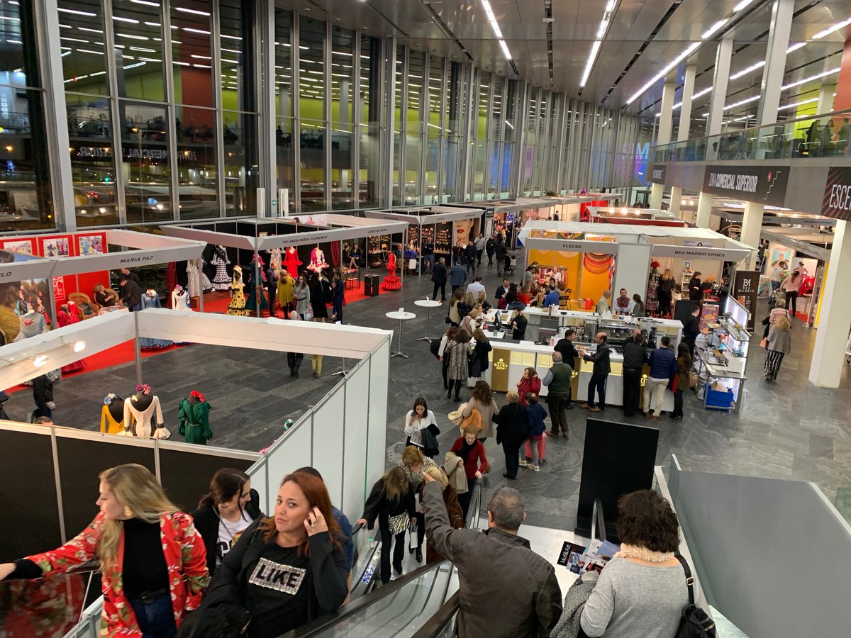 simofsevilla's tweet photo. En la pasada edición de @simofsevilla se superaron las expectativas:
✔️42 desfiles profesionales
✔️+ 80 diseñadores
✔️+ 1.500 vestidos de flamenca
✔️+ 70.000 visitantes
✔️Incremento del 42% de visitantes internacionales
✔️Incremento de 1.000m2 de exposición comercial
#FelizFinde https://t.co/bu6oekmWlh