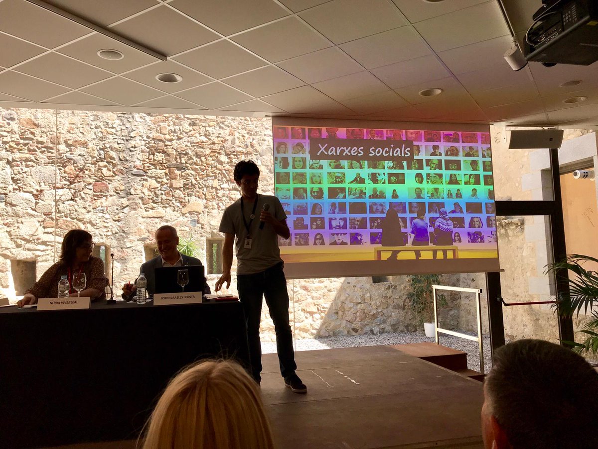 DiputacioGirona's tweet photo. Tècnics de la #DdGi i de diferents ajuntaments de les comarques gironines participem a #Calonge en la 1 trobada d’administracions en xarxa. S'hi presenta la guia d’#atencióciutadana. Un espai de reflexió i diàleg que ens impregna de noves idees per millorar els serveis! #ITAX2019 https://t.co/cMMuYhmIl9