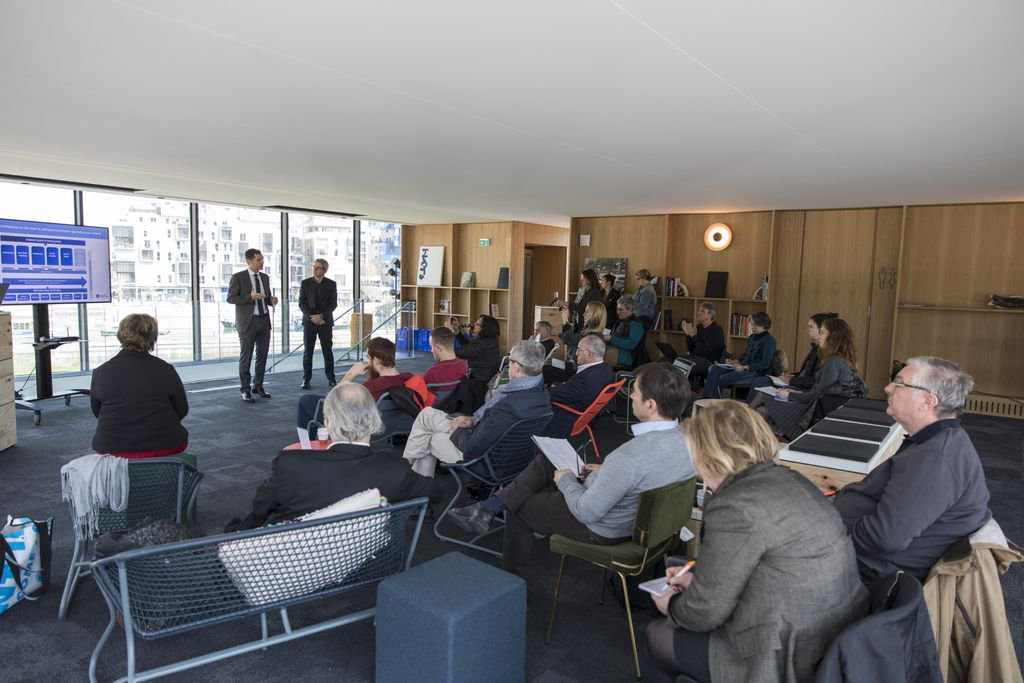 Que ce soit au Quai 37, vaste et lumineux, ou au Pont Supérieur, intimiste et chaleureux, PORT RAMBAUD met à votre disposition des salles de conférences modulables, adaptées à votre public et équipées en sono, système de projection, connexion internet, etc.